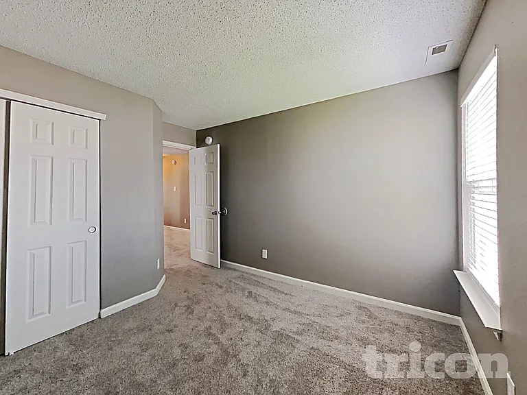 4525 Connaught East Dr — Photo 11
