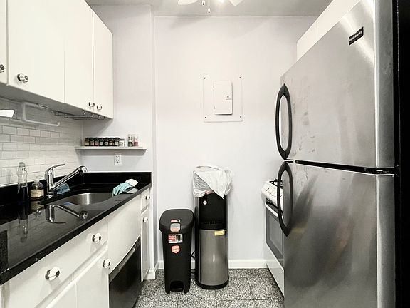 3rd image of 201 W 72nd St APT 6H