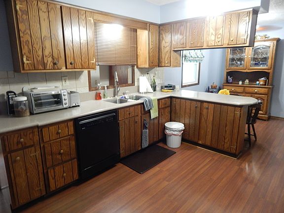 4th image of 205 Illini Dr