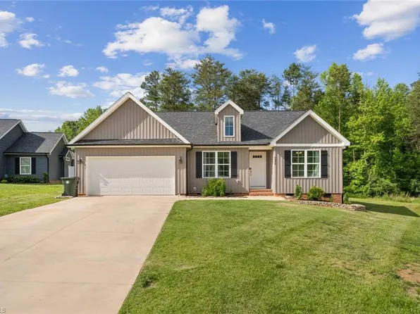 121 Brooke Ridge Dr, Thomasville, NC 27360