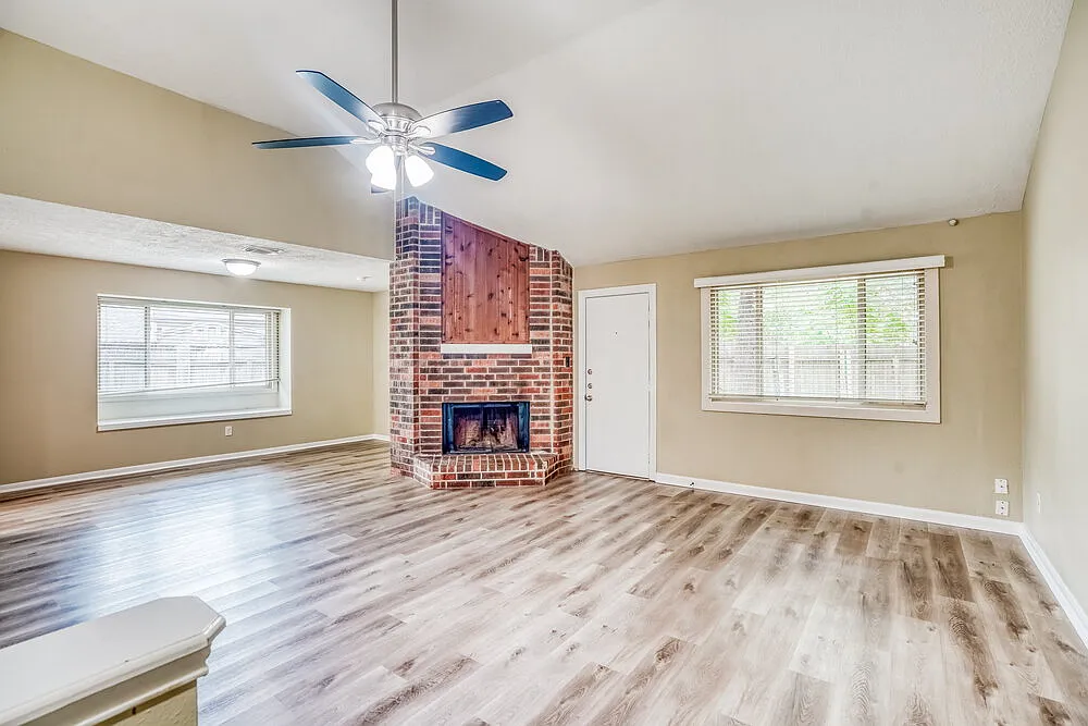 3 bed, 2.0 bath, 1637 sqft, $1,810 — Photo 4