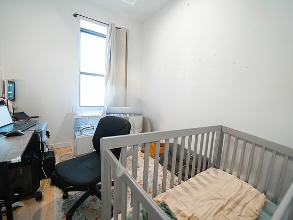 4th image of 25 Greenpoint Ave #3