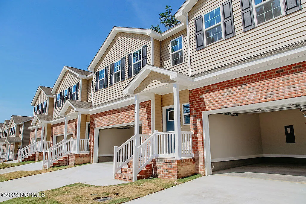 3 bed, 2.5 bath, 1691 sqft, $1,975 — Photo 1