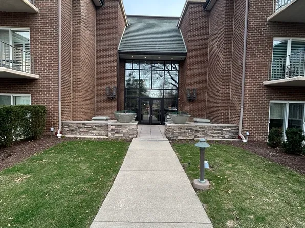 4 Oak Brook Club Dr APT G205, Oak Brook, IL 60523