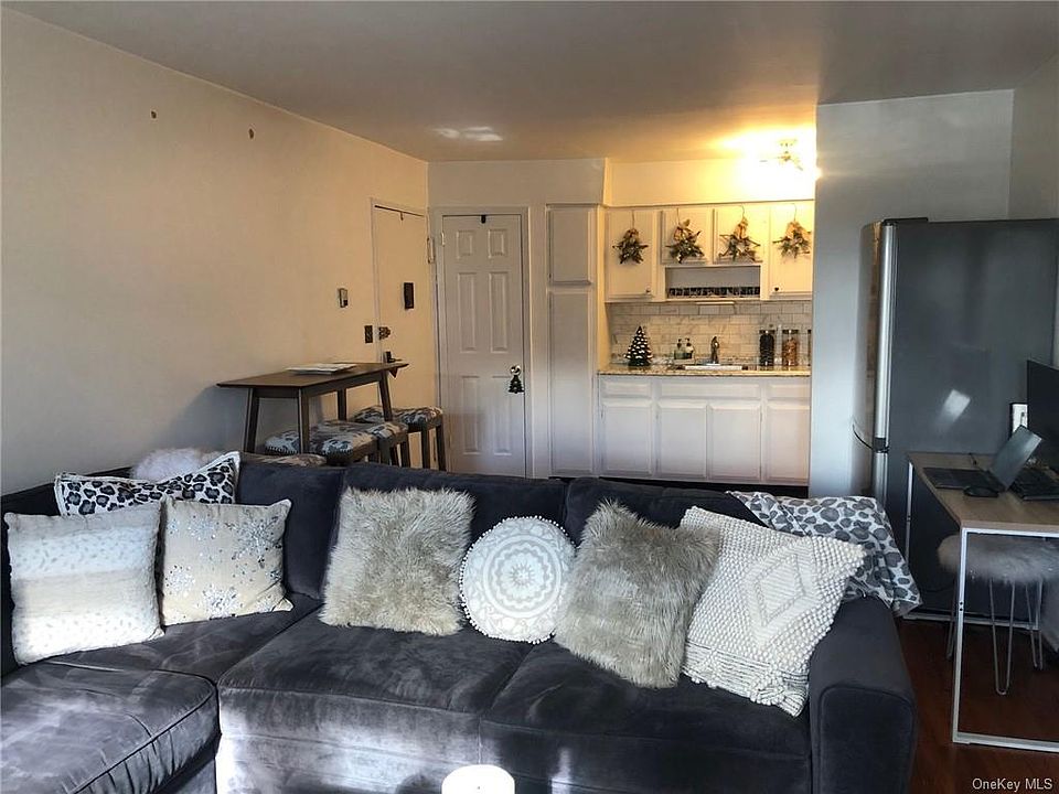 1st image of 4 W Lawrence Park Dr Unit 10