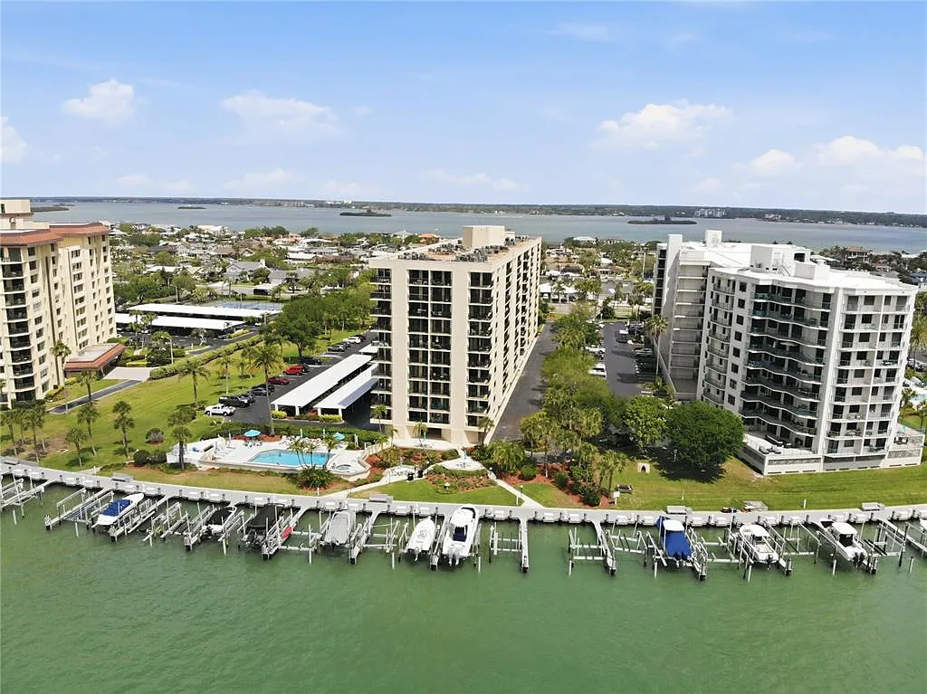 Building Photo - 690 Island Way #307
