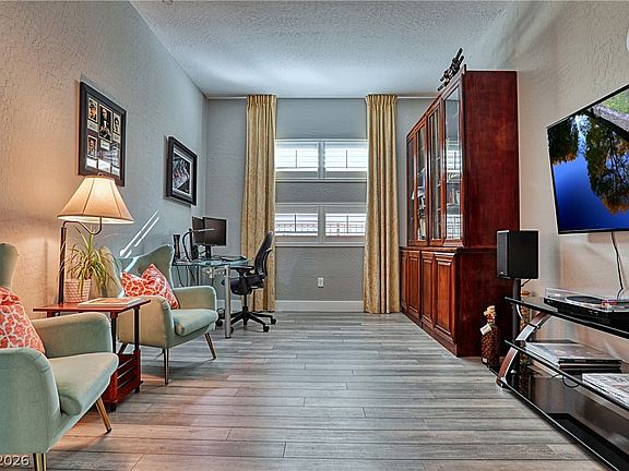 4th image of 43 Autumn Palm Ave