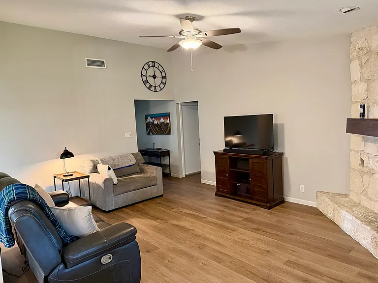 1213 Troy Ln — Photo 10
