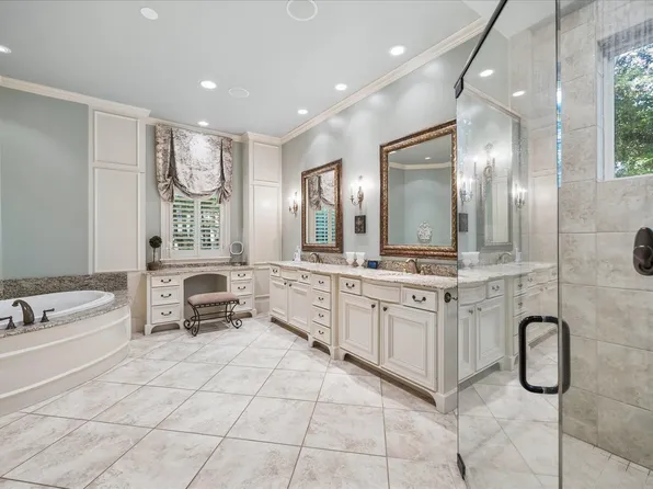 37519 Edgewater Dr, Pinehurst, TX 77362