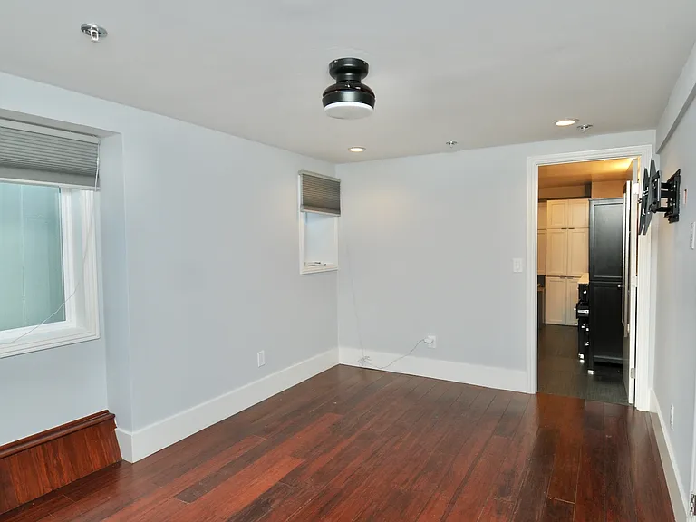525 9th Ave — Photo 8