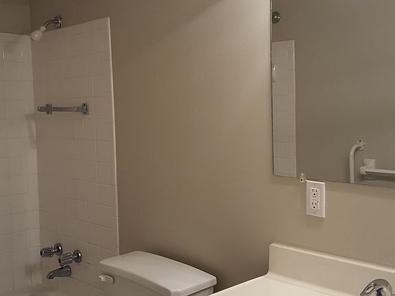 4th image of 817 W 101st Ter