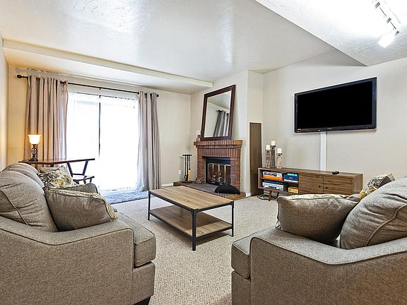 3rd image of 1401 Woodside Ave #106