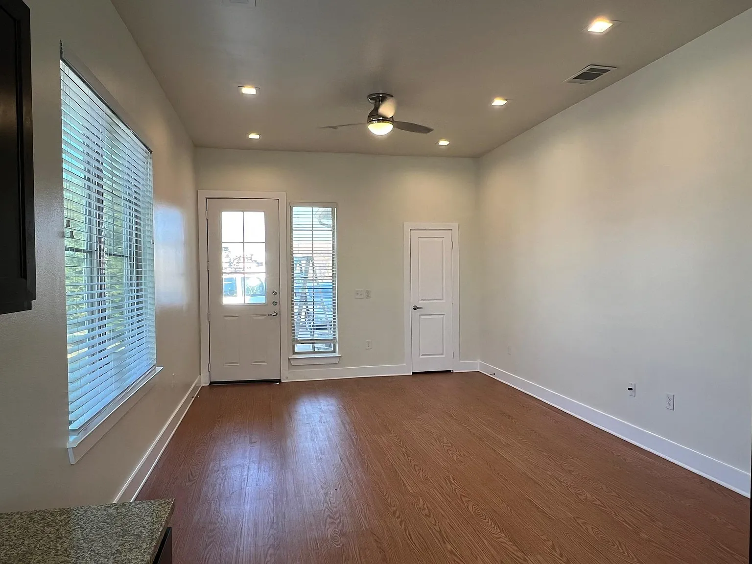 2 bed, 2.0 bath, 960 sqft, $1,590 — Photo 3
