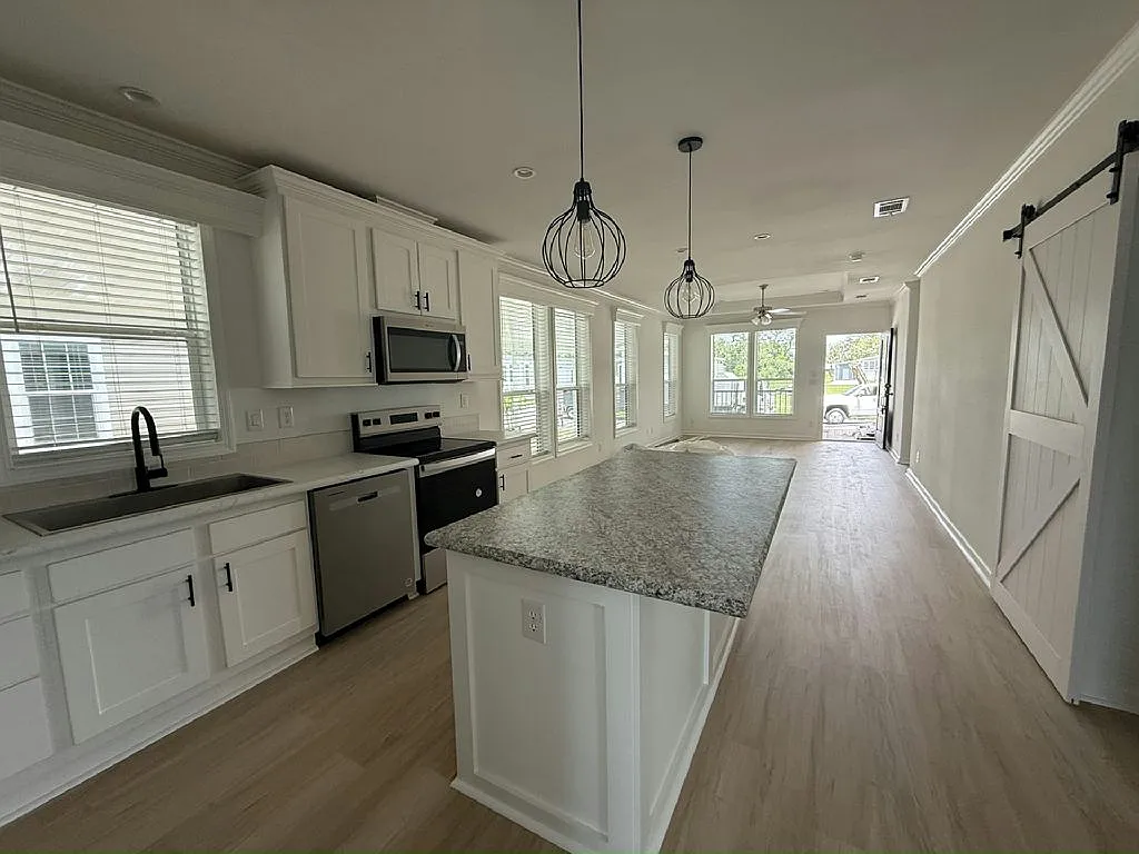 3 bed, 2.0 bath, 1356 sqft, $1,629 — Photo 4