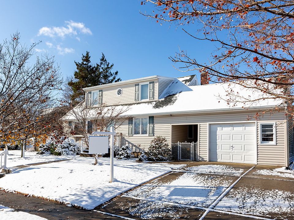 1st image of 42 Woodbine Dr E