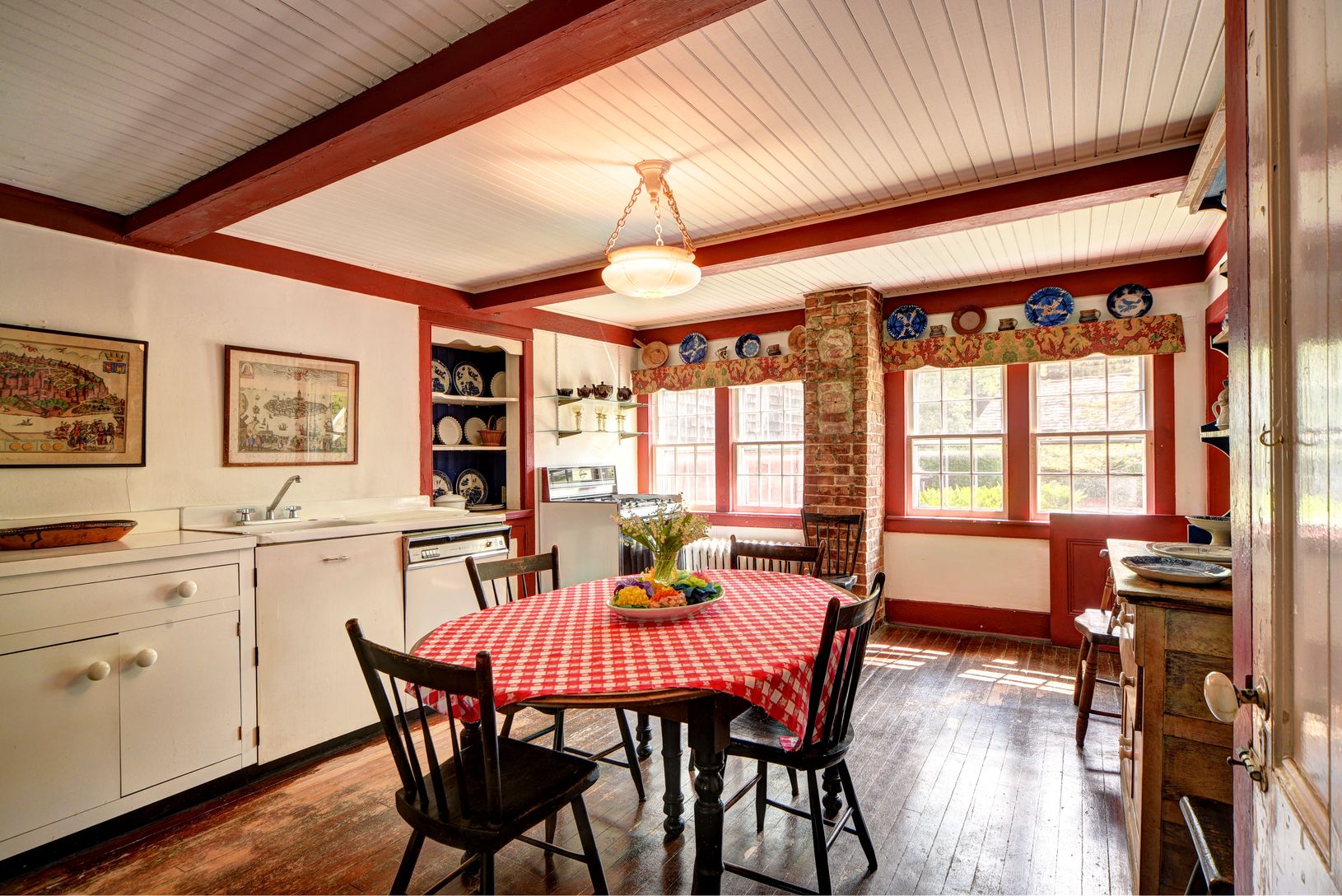  Country Eat-In -Kitchen