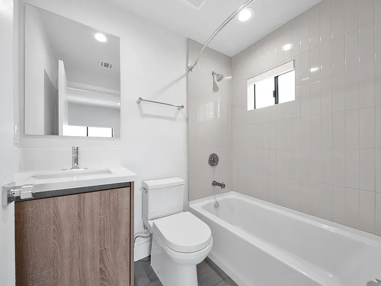 11516 Victory Blvd — Photo 18