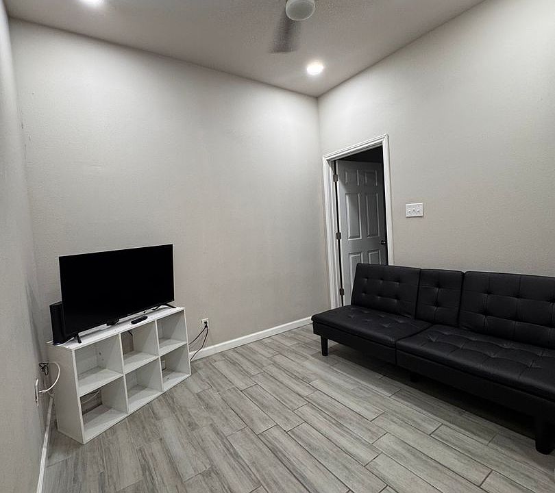 2nd image of 221 W Wilson Ave #C-4