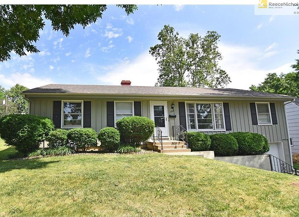 Welcome to Sherwood Estates and this darling, move-in ready home!
