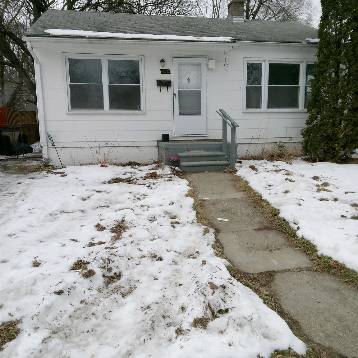 402 W Maxlow Ave photo 1