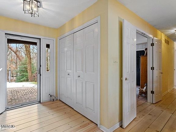 3rd image of 4089 Birchmont Trl