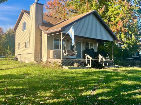 10653 Maple Dr, Riverdale, MI 48877