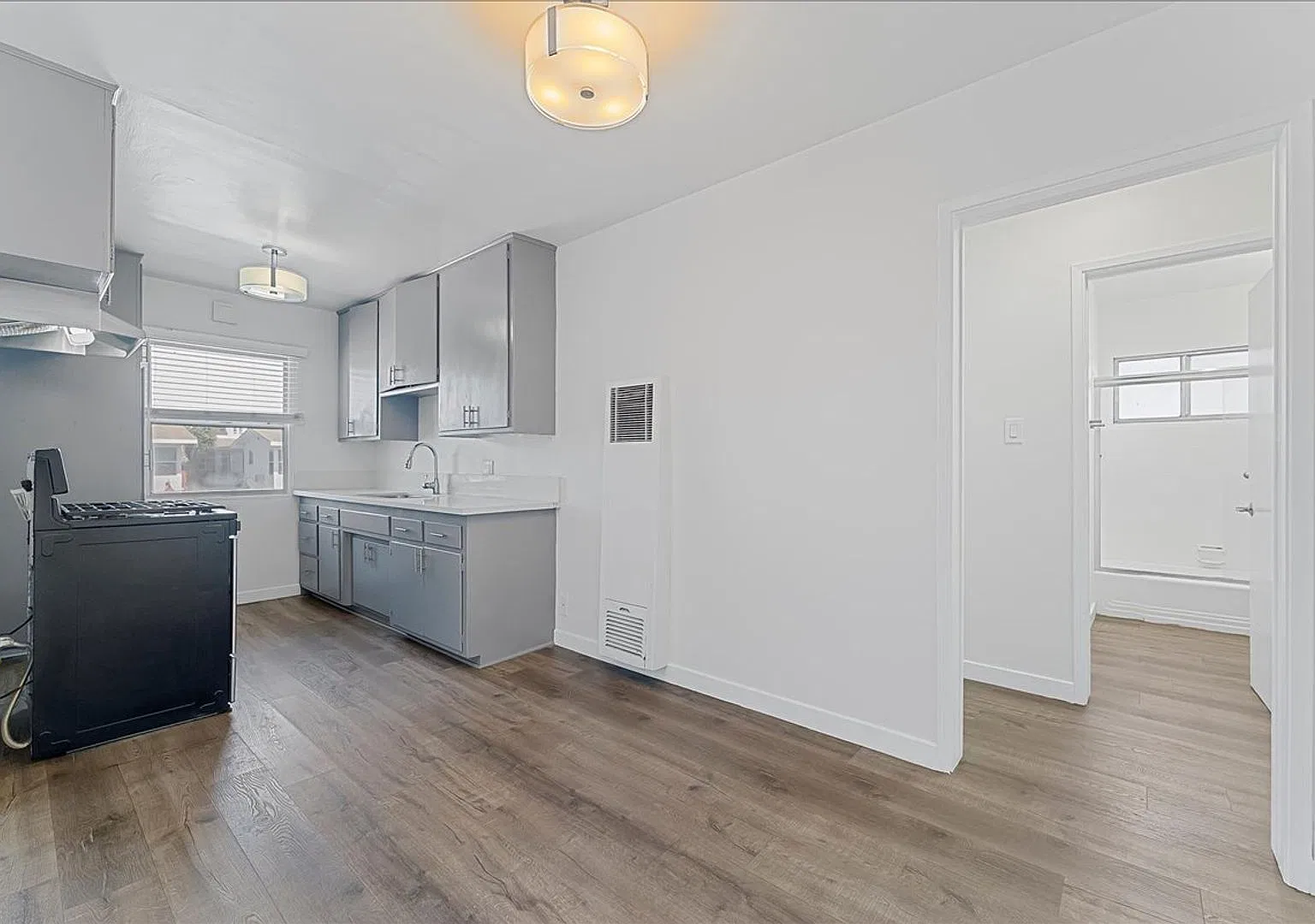 Beautiful One Bedroom Apartment Available In The Heart of Long Beach! — Photo 4