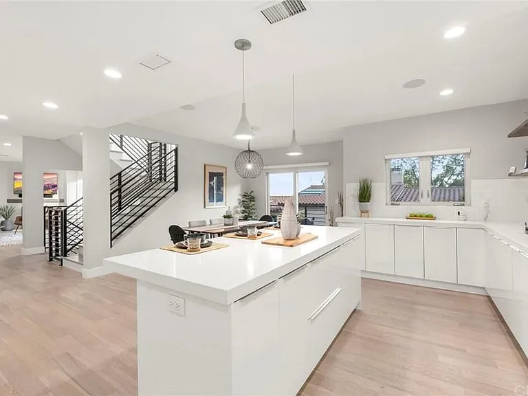 3651 Lowry Rd — Photo 9