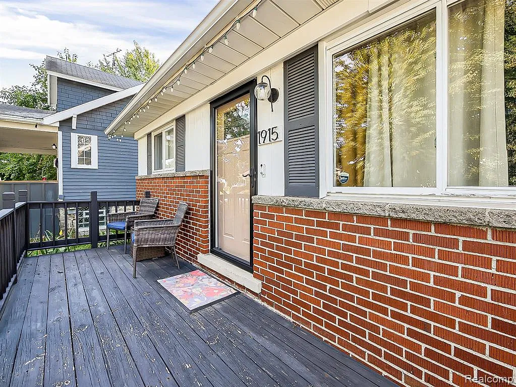 3 bed, 1.0 bath, 994 sqft, $1,950 — Photo 3