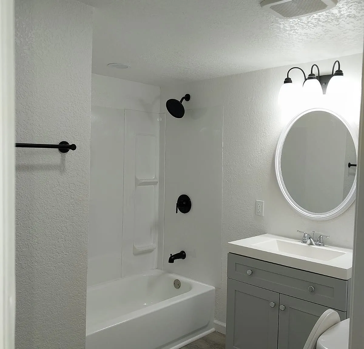 3 bed, 1.0 bath, 864 sqft, $1,320 — Photo 2