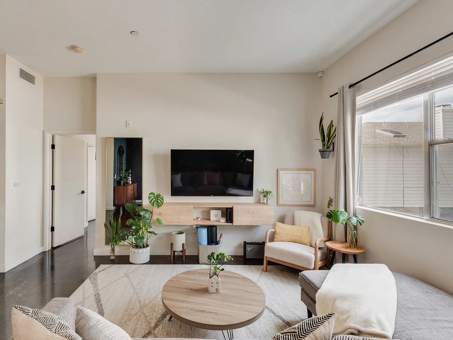 1 bed, 1.5 bath, 933 sqft, $1,900 — Photo 1