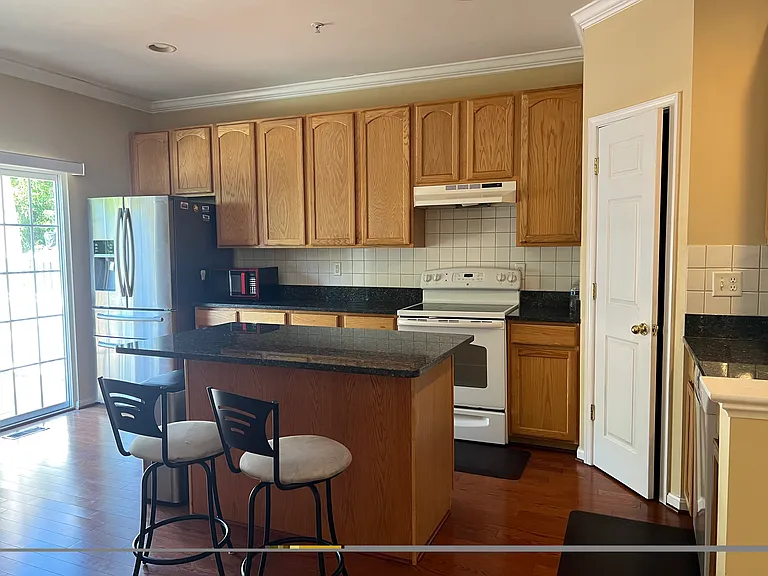 1606 Trestle St — Photo 9
