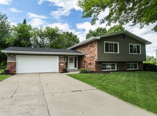2305 Knob Hill Dr, Dubuque, IA 52003