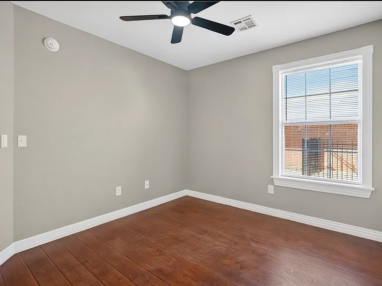 813 Marcus St — Photo 10