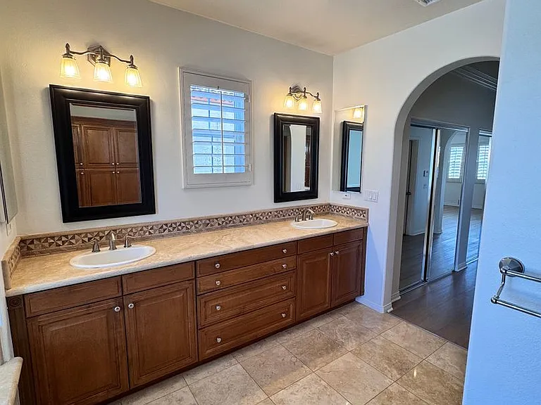 326 Manila Ave — Photo 53