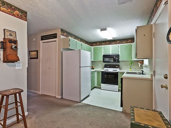 Great kitchen and dining for entertaining!