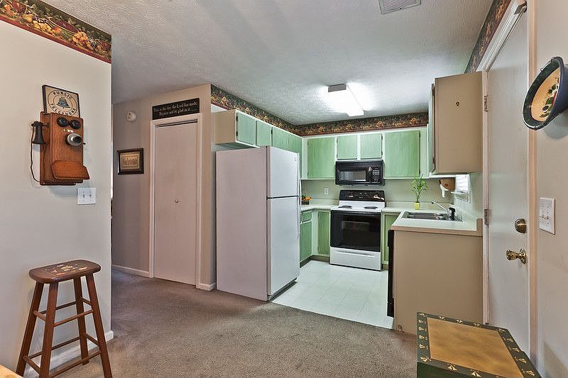 Great kitchen and dining for entertaining!
