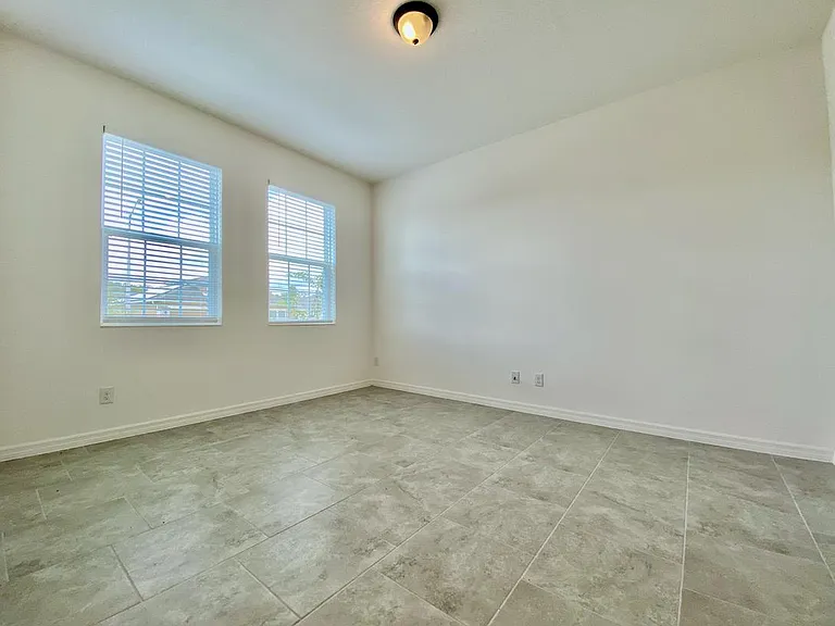 924 Avenal Ln — Photo 14
