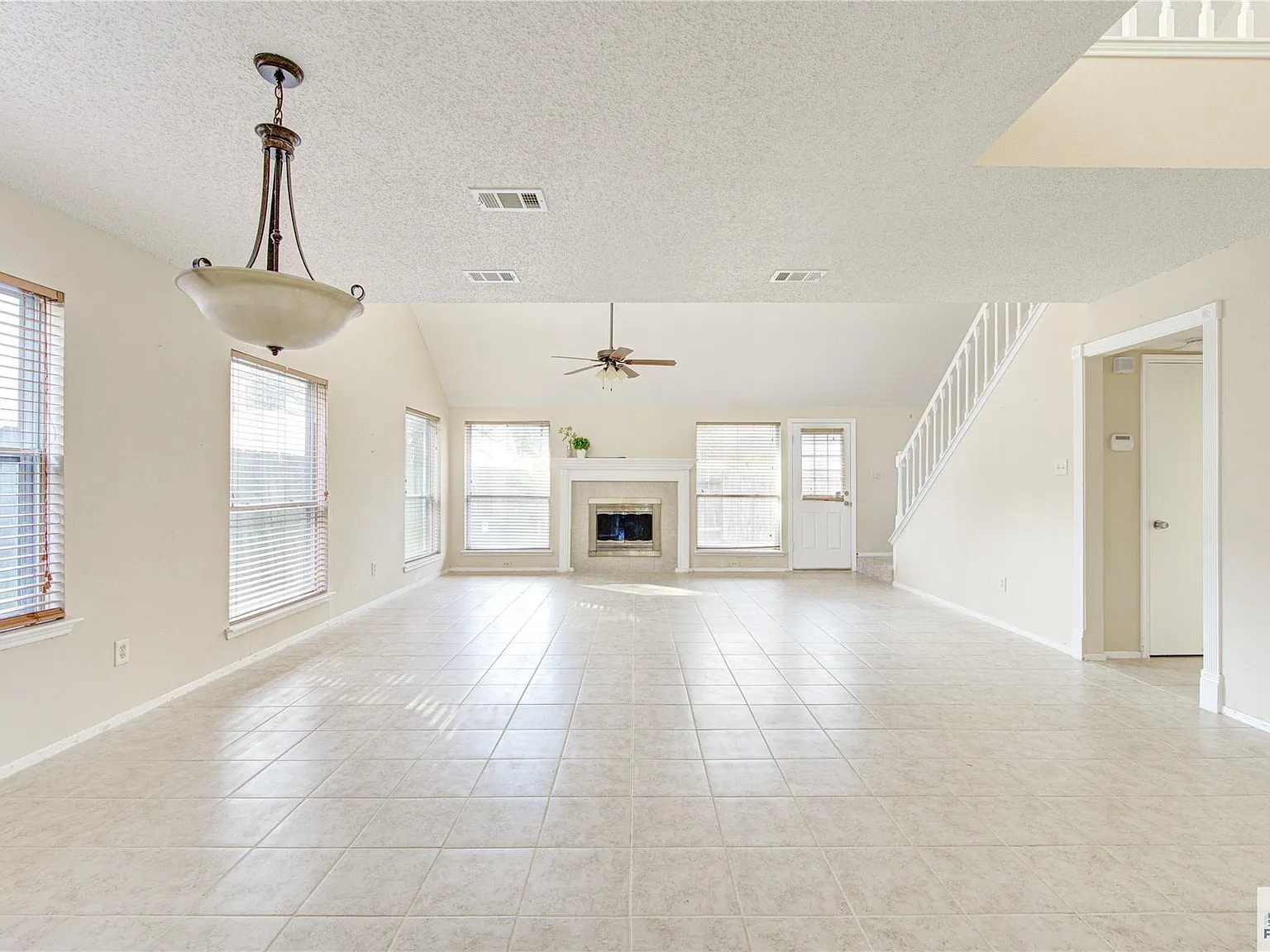 3 bed, 2.5 bath, 2164 sqft, $2,000 — Photo 2