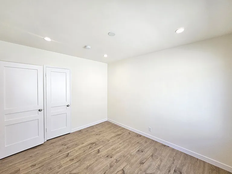 1401 W Victory Blvd #1401 — Photo 13