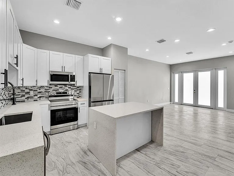 313 13th S #A — Photo 42