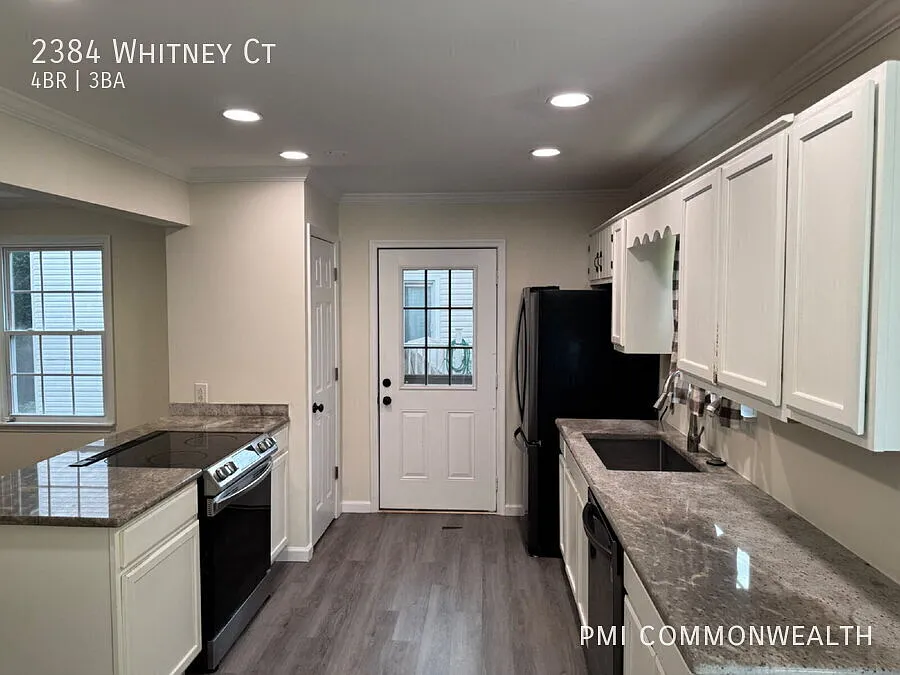 4 Bed / 2.5 Bath Townhouse (Available Now) — Photo 3