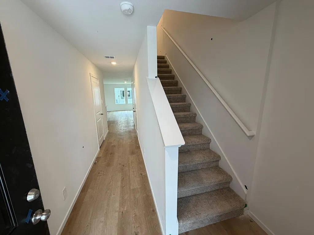 992 Phoenix St — Photo 2