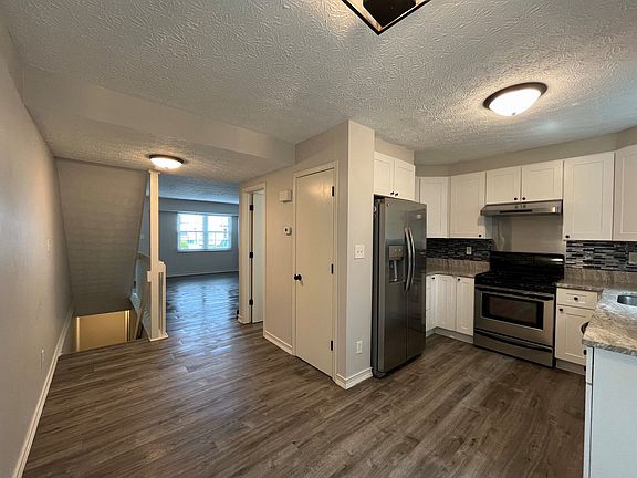 3rd image of 869 Charnwood Ln