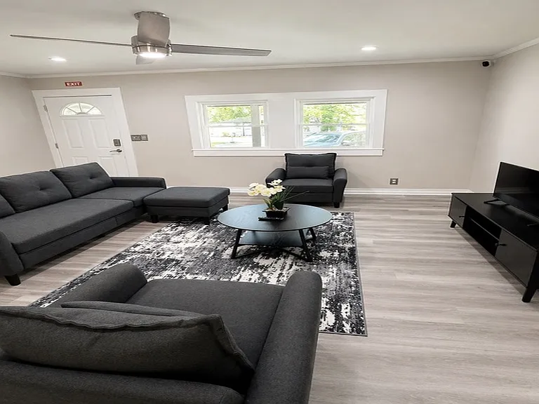 220 Highland Ave SW — Photo 3