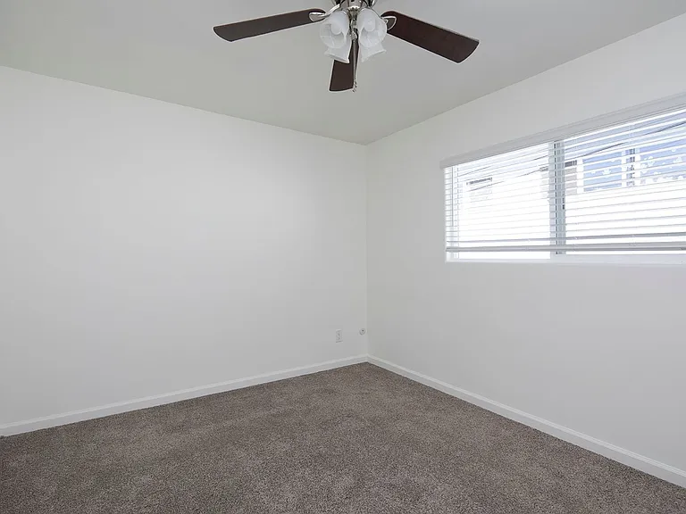 947 Oak Apartments — Photo 6