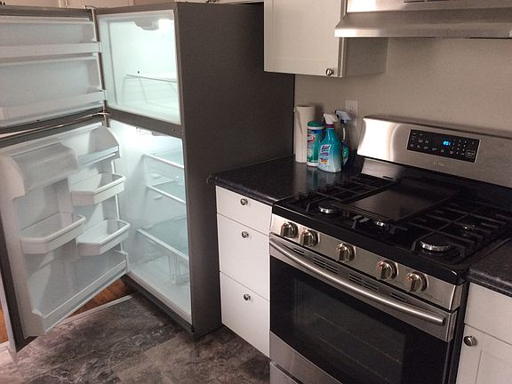 2nd image of 909 SW 52nd St
