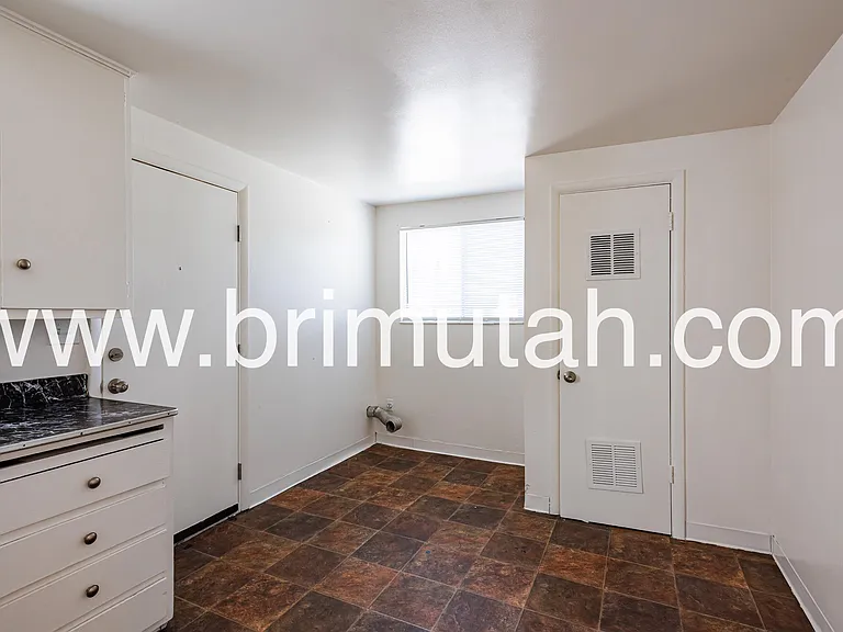 410 E Welby Ave — Photo 6