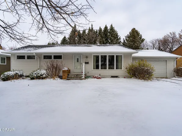824 19th St NW, East Grand Forks, MN 56721