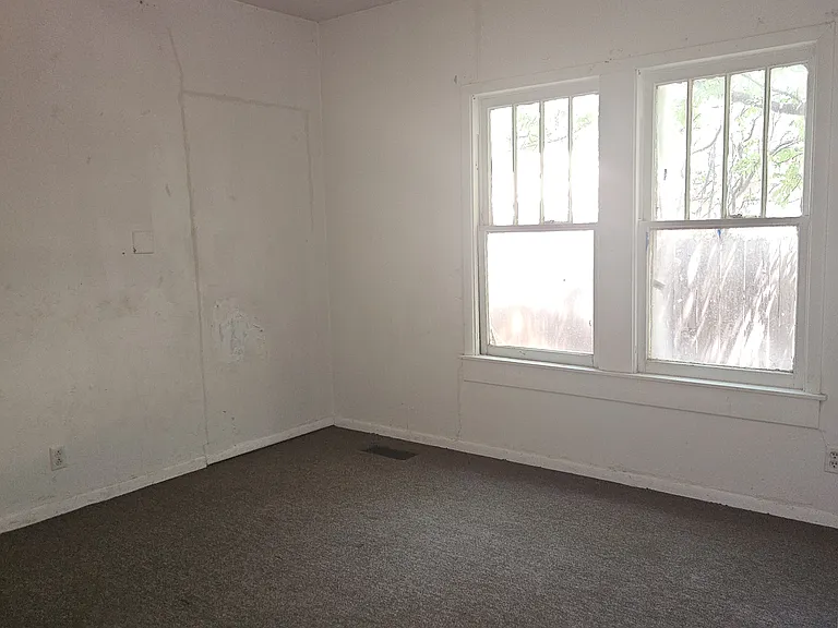 2135 Avenue J — Photo 2